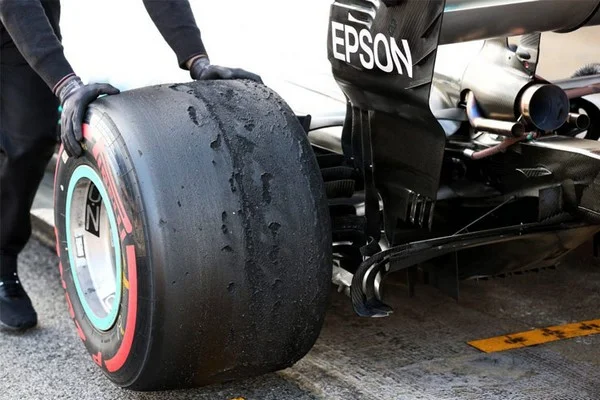 How does tire degradation impact overtake betting lines?