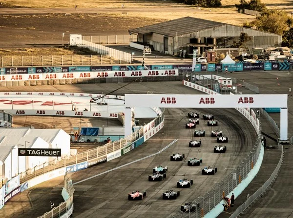 How does track evolution influence betting on fastest laps?
