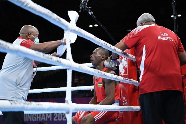 What role does boxing referee stoppage play in betting?