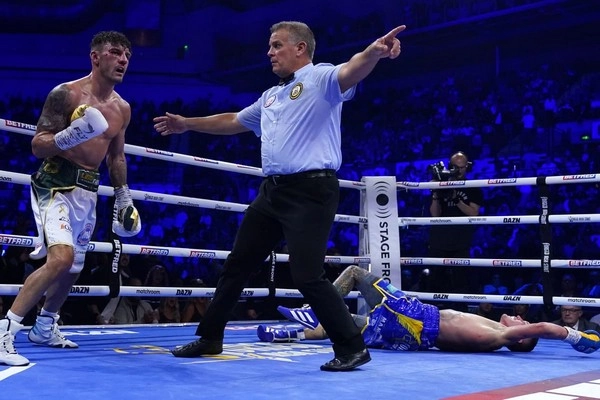 What role does boxing referee stoppage play in betting?