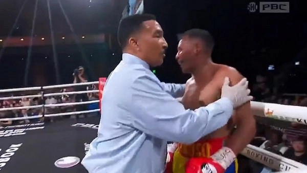 What role does boxing referee stoppage play in betting?